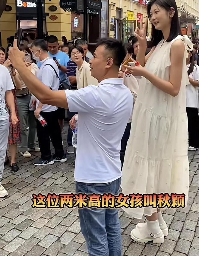 美如花妈妈却嫌弃：比门还高咋找对象尊龙凯时20岁女孩身高226米貌(图1)