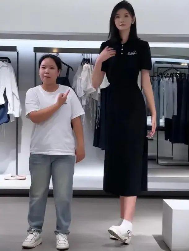 美如花妈妈却嫌弃：比门还高咋找对象尊龙凯时20岁女孩身高226米貌(图4)