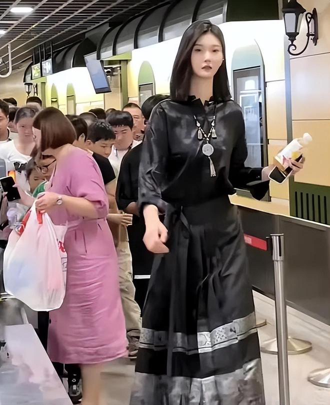 美如花妈妈却嫌弃：比门还高咋找对象尊龙凯时20岁女孩身高226米貌(图6)