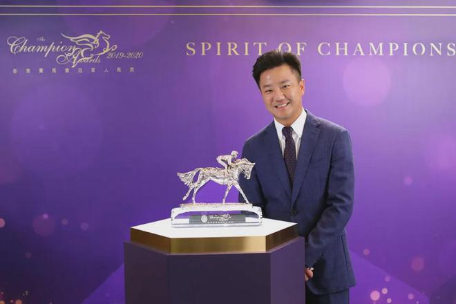 驹戴眼罩夺魁家族曾养香港马王尊龙凯时app网站王经纬赛(图4)