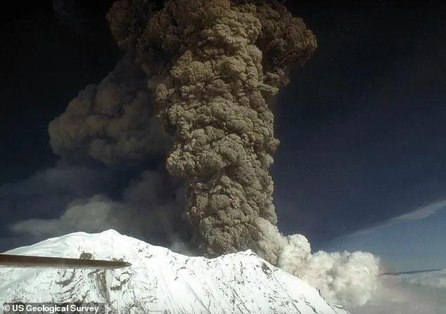 国大型火山可能近期爆发当地居民抢购口罩尊龙凯时app平台5000年未爆发！美(图3)